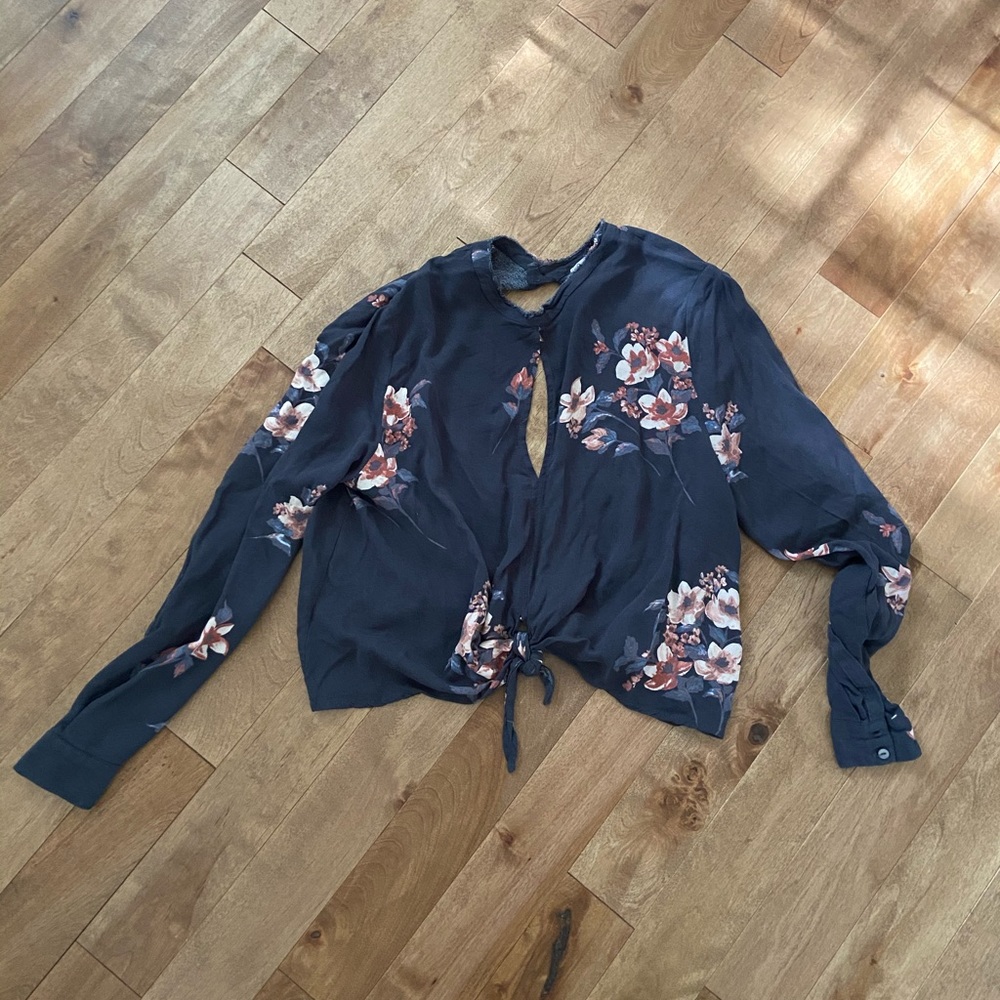 Olivaceous “Floran” Top with keyhole